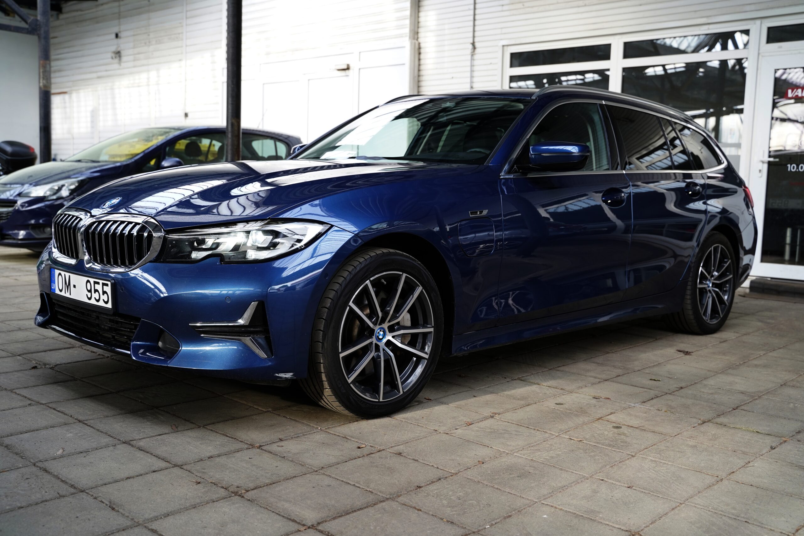 BMW 330e Touring Plug-in Hybrid full
