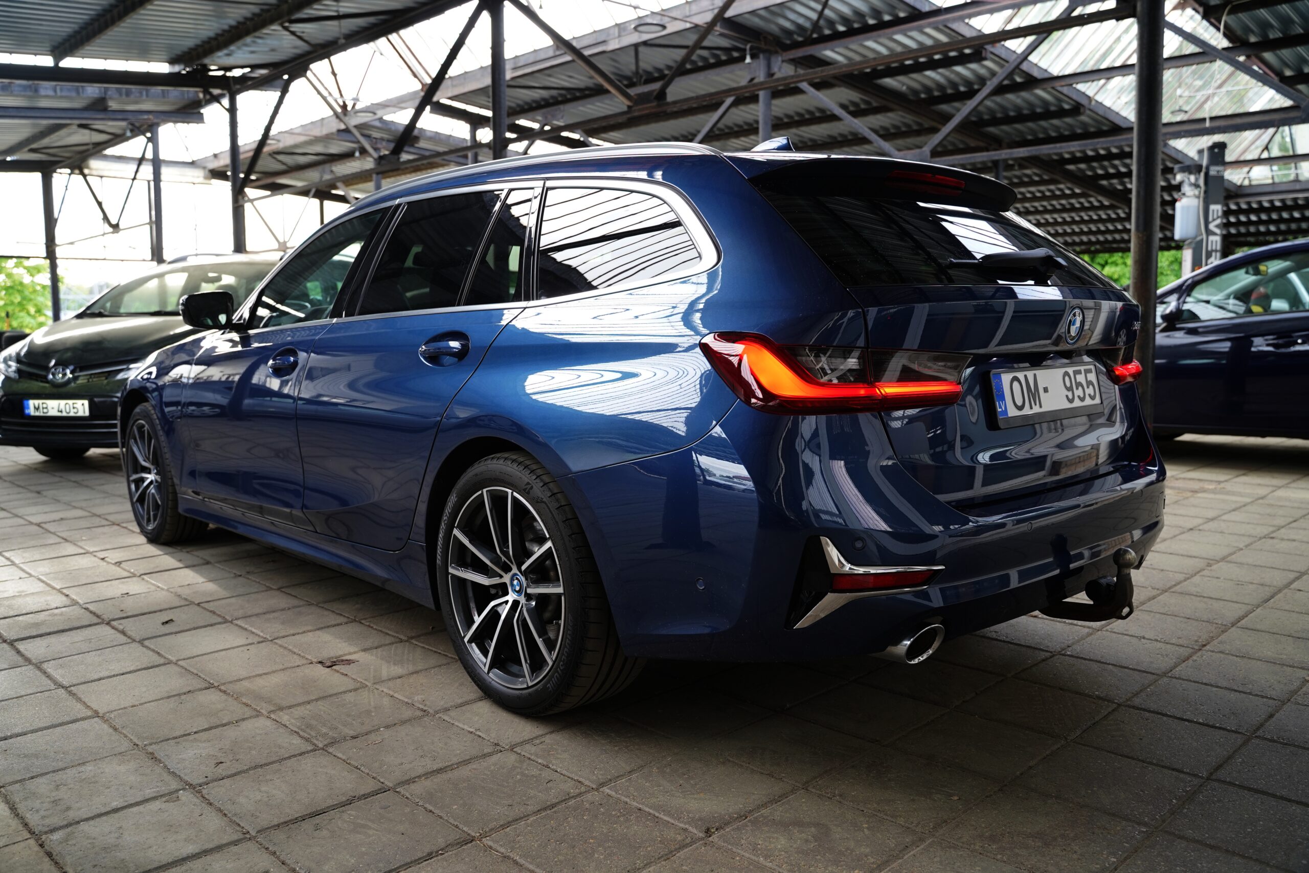 BMW 330e Touring Plug-in Hybrid full