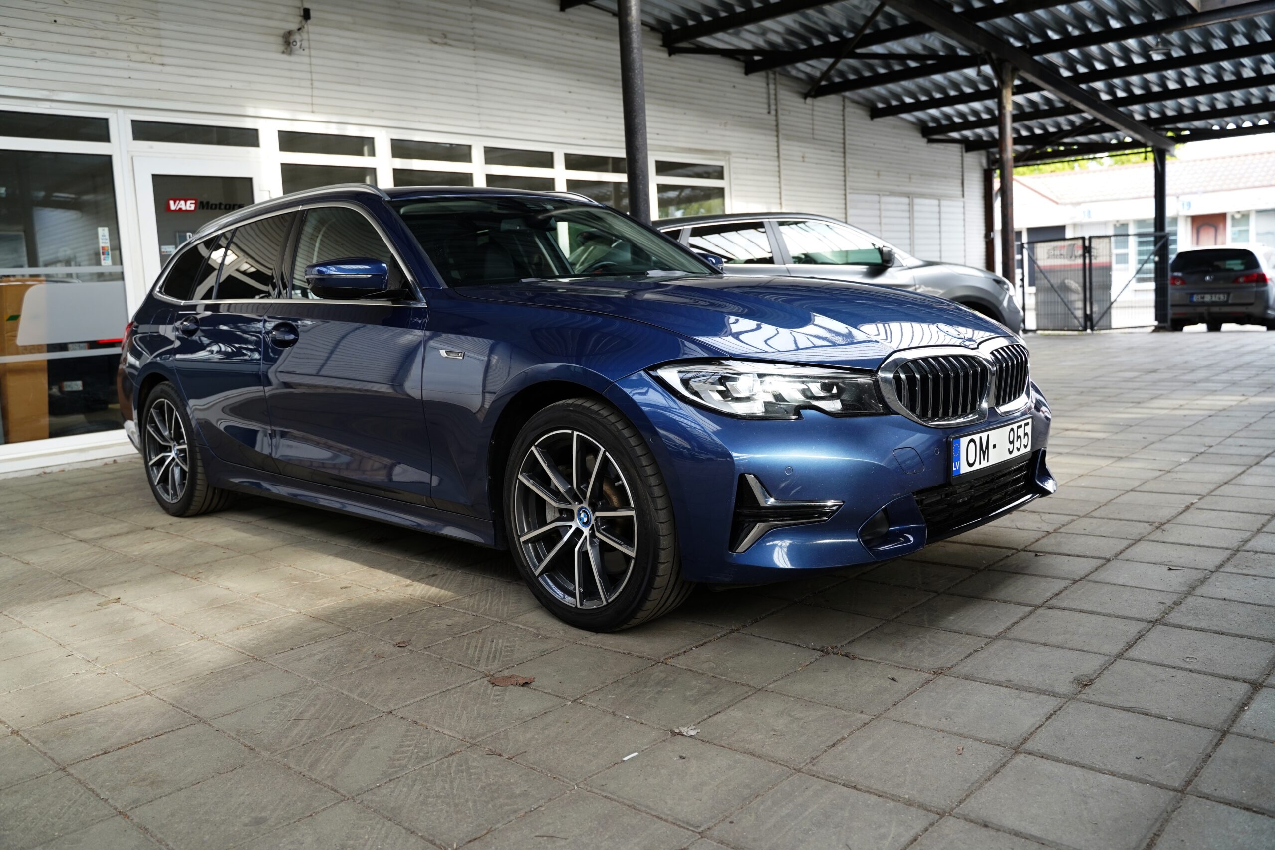 BMW 330e Touring Plug-in Hybrid full
