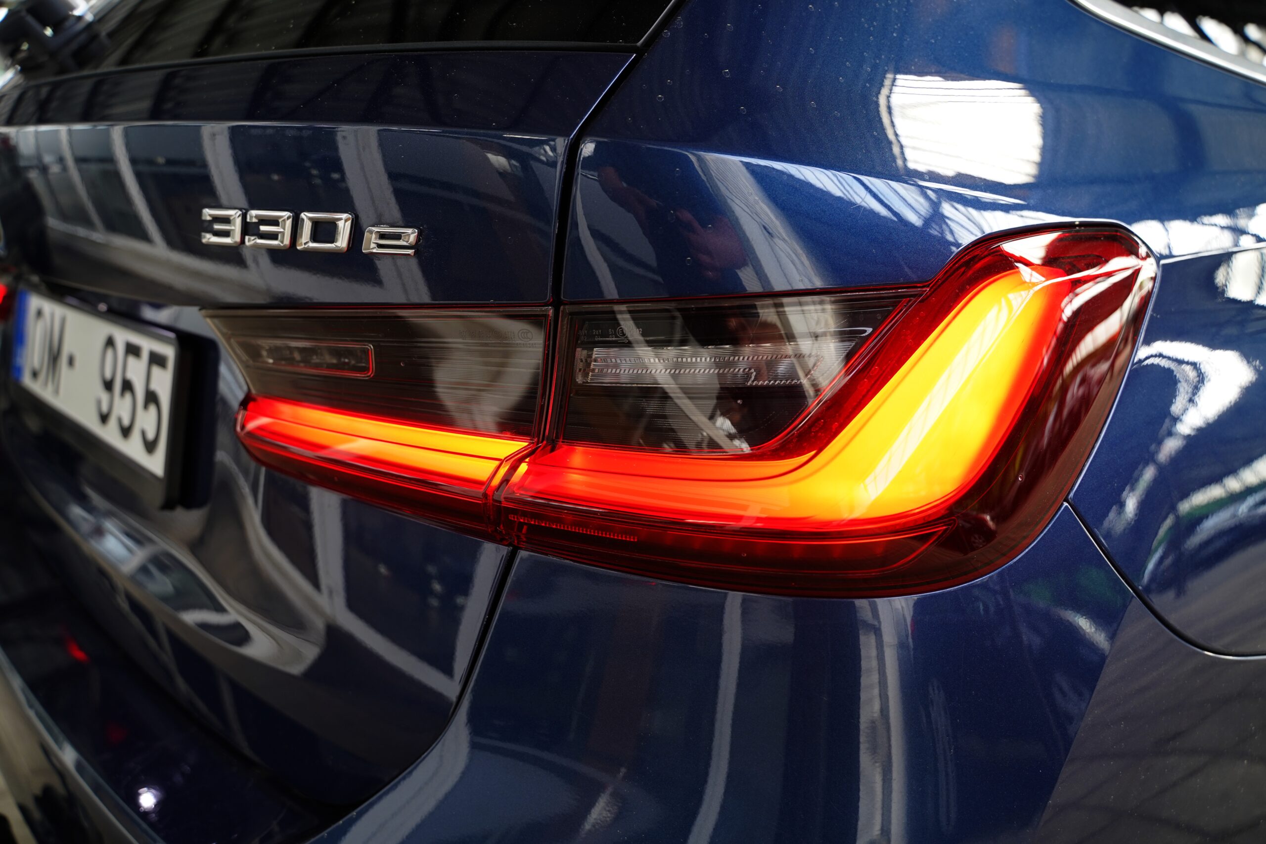 BMW 330e Touring Plug-in Hybrid full