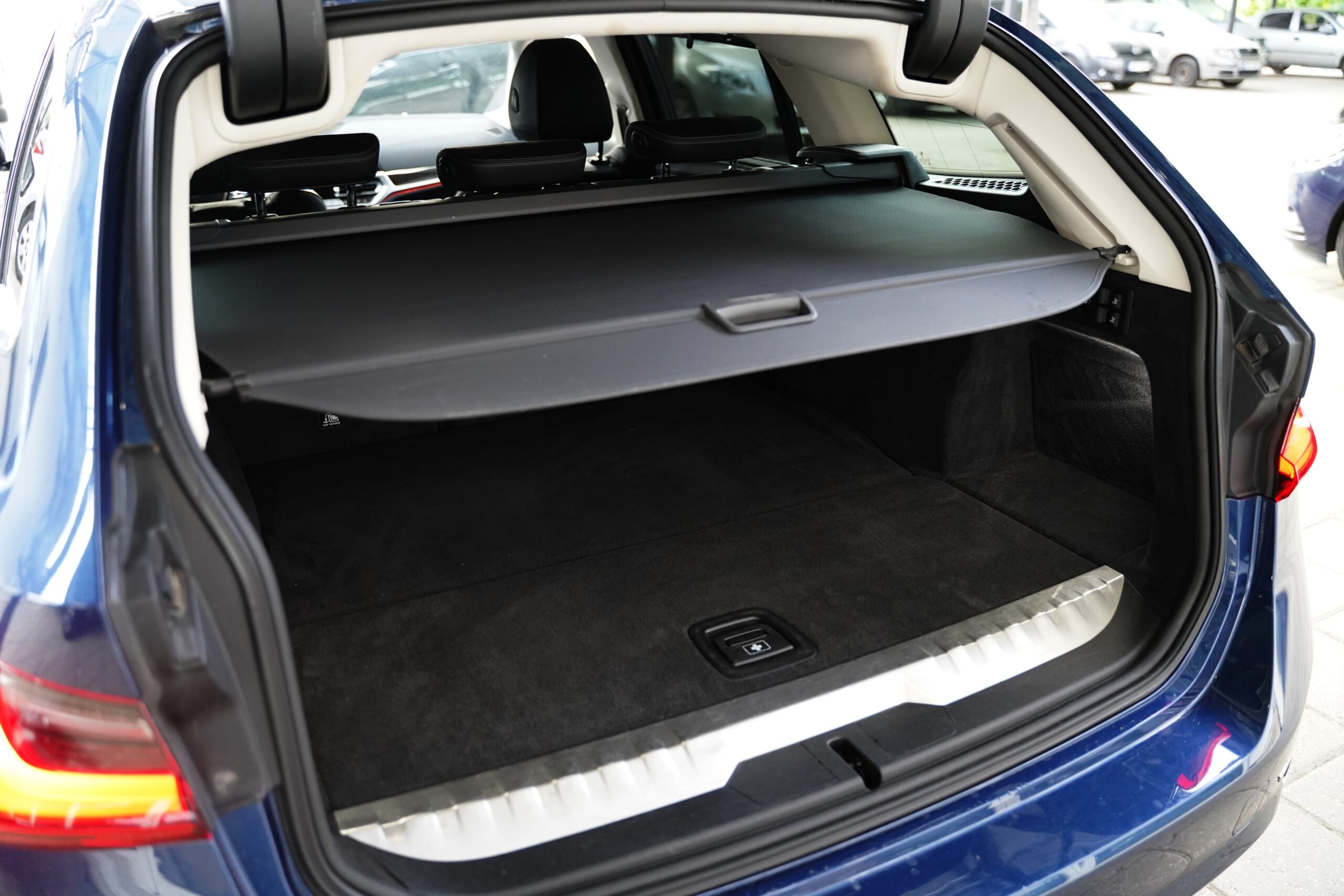 BMW 330e Touring Plug-in Hybrid full