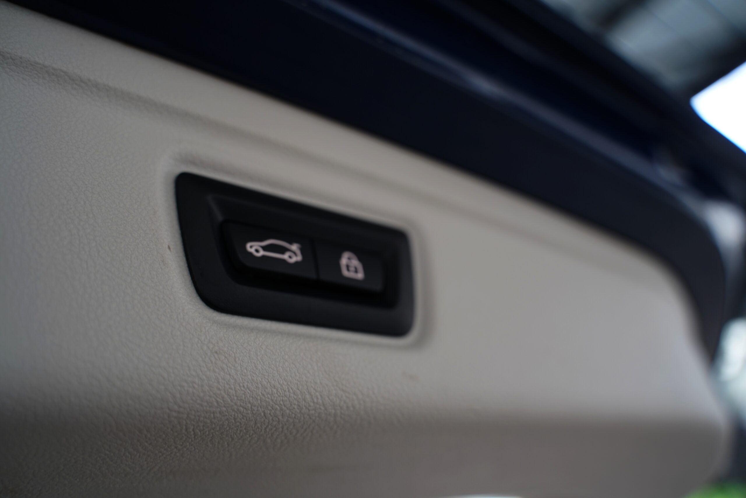 BMW 330e Touring Plug-in Hybrid full